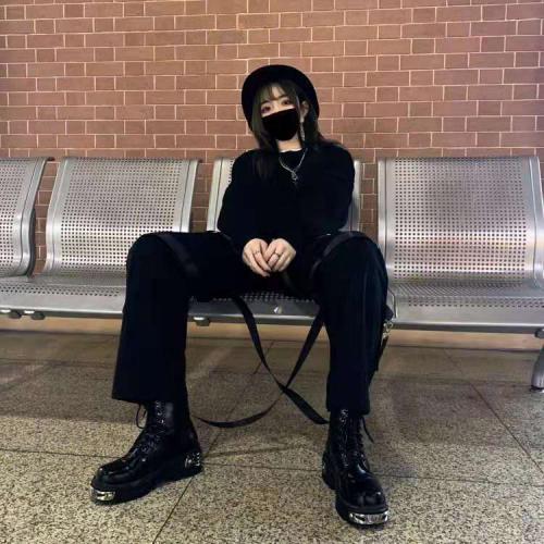 Autumn winter 2021 The new heavy soled motorcycle boot is a vintage lace up ankle boot F1015